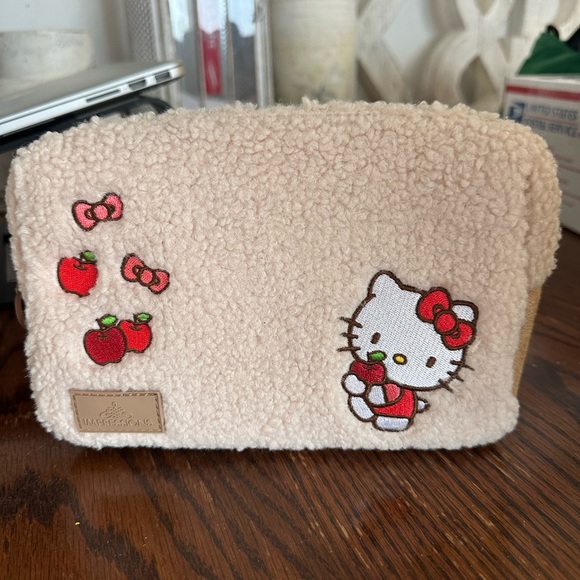 Hello Kitty Cream Fleece Make up Pouch - Picture 4 of 16